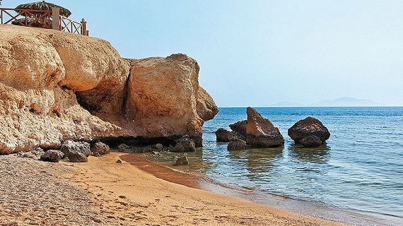 Widok na plażę przy hotelu Hilton w kurorcie Sharm el Sheikh w Egipcie