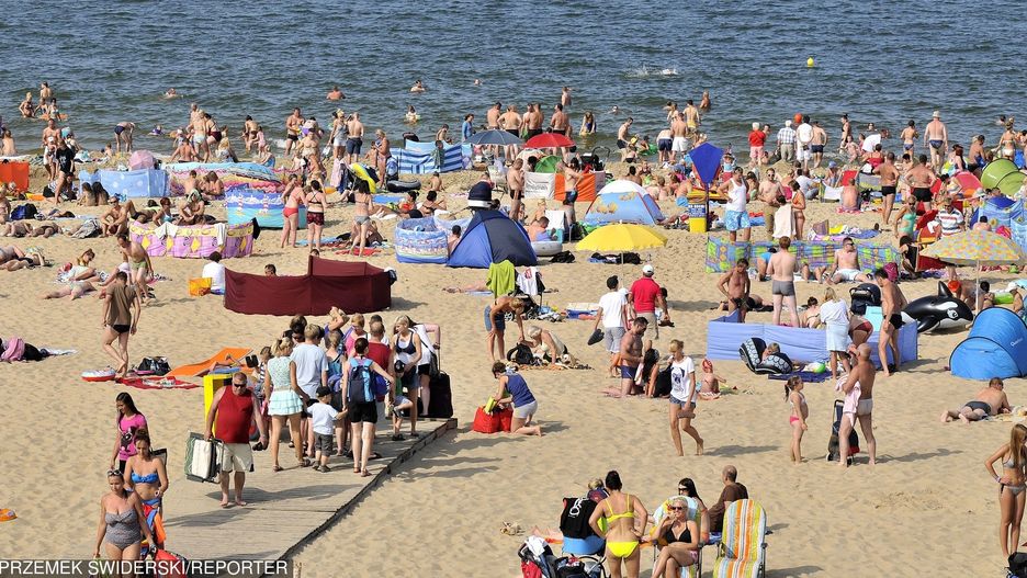 Na plaży na gdańskich Stogach mężczyzna na skuterze wodnym potrącił 13-latkę