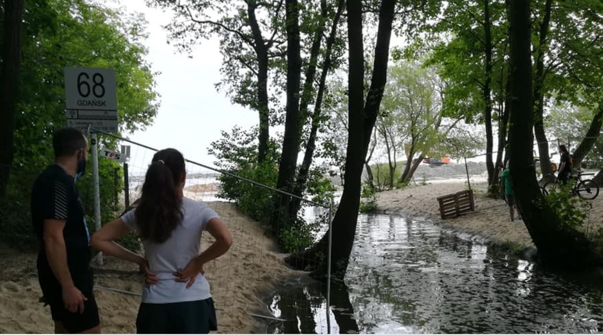 Plaża w Jelitkowie bez dojścia nad morze. Wszystko po to, by była szersza