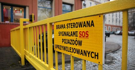 Karetka uwięziona przez szlaban. W środku było chore dziecko