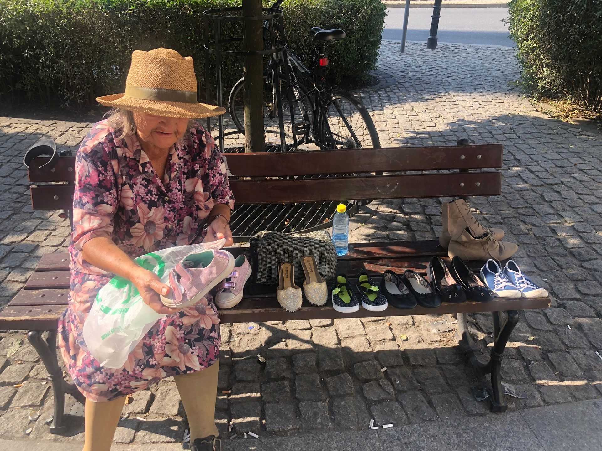 Pani Henia handlująca butami 