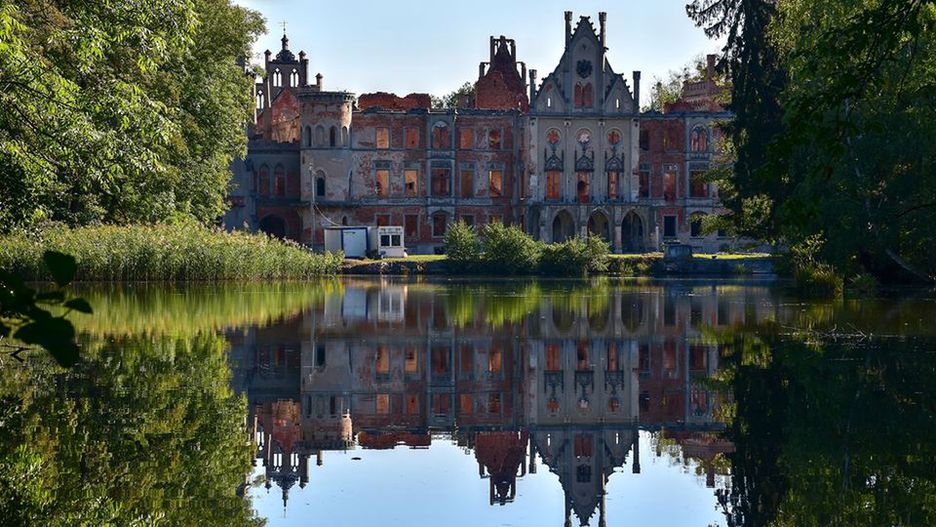 Obiekt nazywany był również "pałacem na wodzie", bo z trzech stron otaczały go stawy