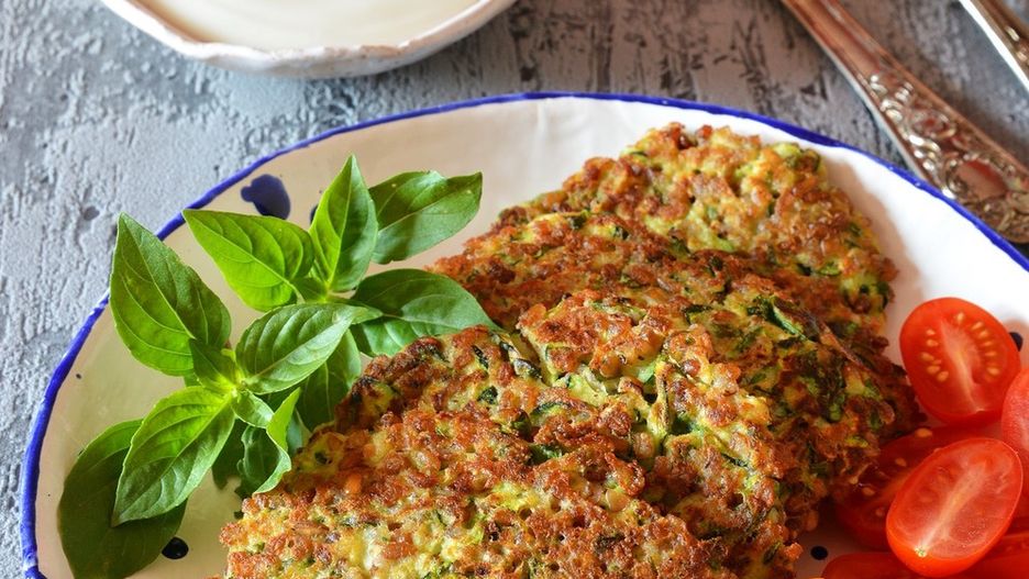 Placki z cukinii i kaszy bulgur. Proste, smaczne i tanie