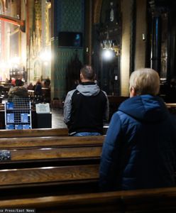 Apele w sprawie koronawirusa nie podziałały. Część wiernych żąda komunii świętej do ust