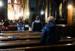 Apele w sprawie koronawirusa nie podziałały. Część wiernych żąda komunii świętej do ust