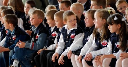 Mundurki szkolne - sztandarowy pomysł Romana Giertycha. Czy dziś też by je wprowadził?