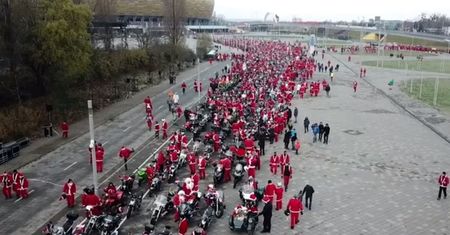 Mikołaje na motocyklach przejechali przez Trójmiasto. Grudniowa tradycja robi wrażenie
