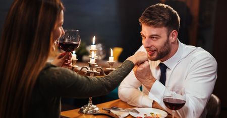 Romantyczna kolacja w domu - jak zaprojektować idealne menu?