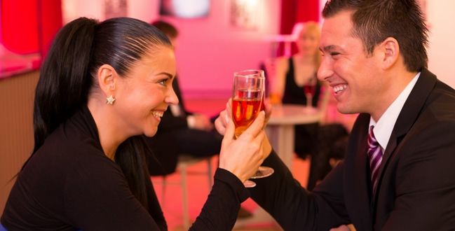 Facet trzyma drinka w taki sposób?