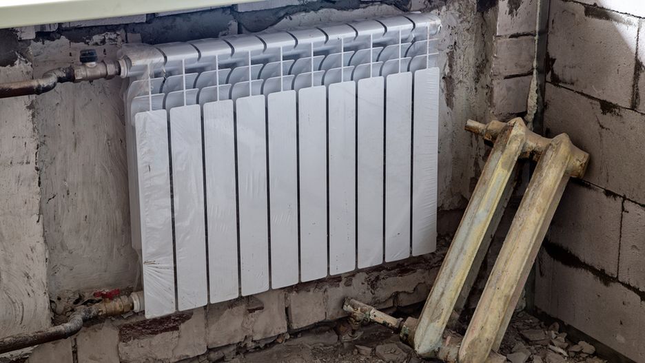 Nowe kaloryfery muszą pasować do rur. Nie można łączyć miedzianych rur z aluminiowymi grzejnikami