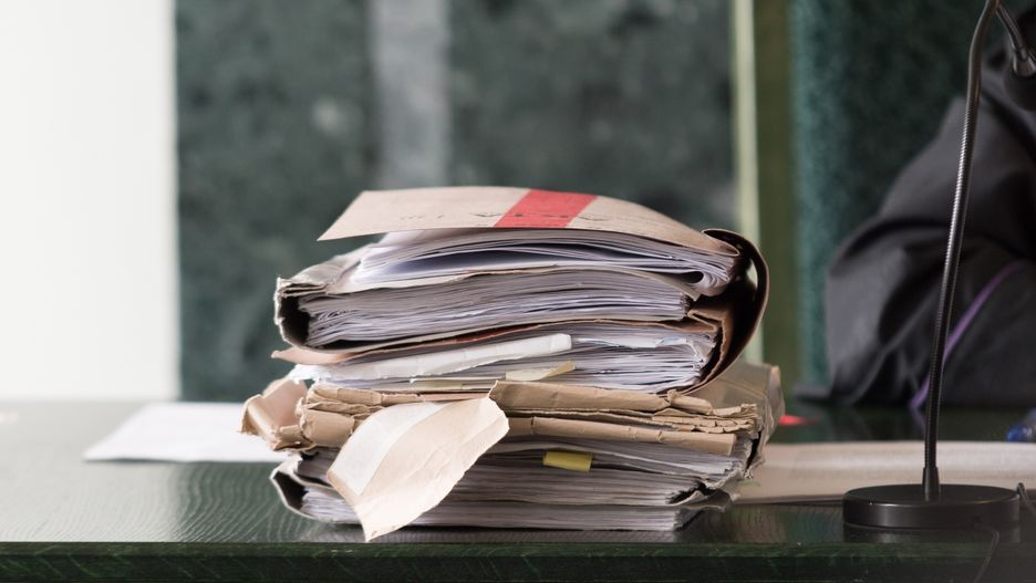 Dziś wiadomo już, że afera rozłazi się w palcach. Nie ma, ani aktu oskarżenia, ani uwolnienia od zarzutów samych podejrzanych