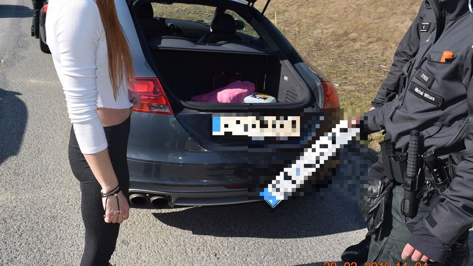 Polacy zdjęli tablice rejestracyjne, by nie można było ich zidentyfikować na ich podstawie