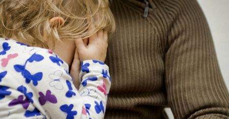 2,5-letnie dziecko szukało jedzenia u sąsiadów. Matka była pijana