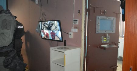 Poznań: zamknięto sklep z dopalaczami. Był jak bunkier