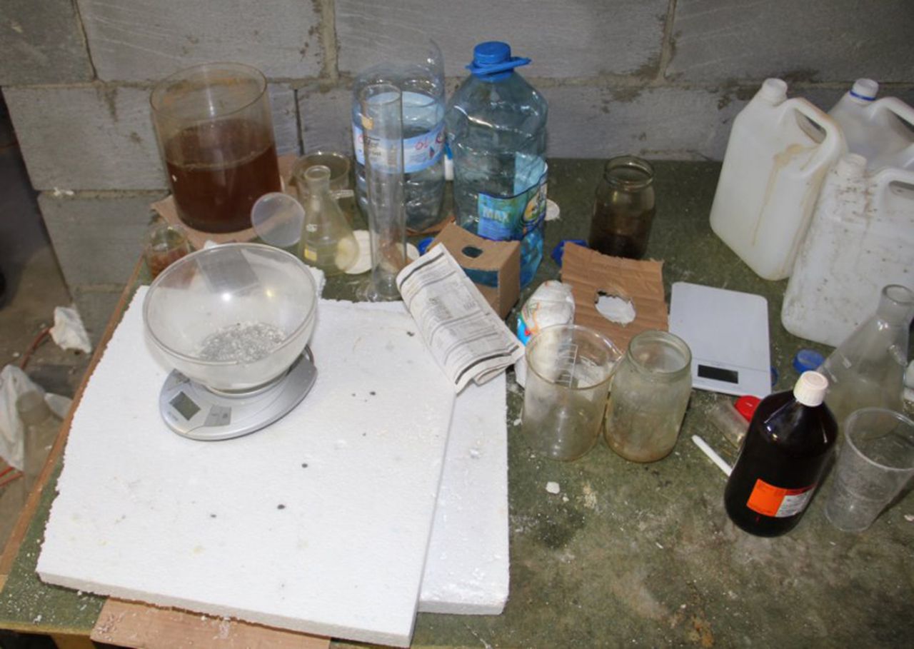 Linia produkcyjna dopalaczy zlikwidowana. Policja przejęła towar o wartości 480 tys. zł