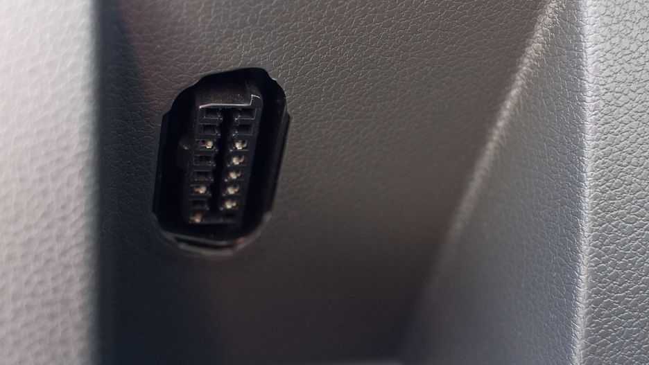 Złącze OBD pozwala mechanikowi na podłączenie komputera do samochodu i przeczytanie komunikatów o błędach