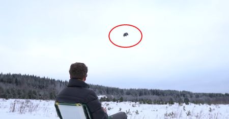Zrzucił mercedesa z helikoptera. Rosyjski bloger: "To było auto moich marzeń"