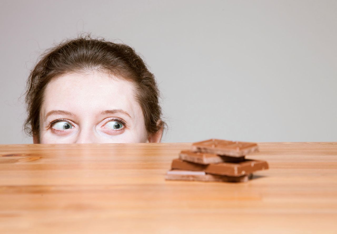 Dlaczego kobiety w trakcie okresu jedzą czekoladę? Dietetyk ma odpowiedź