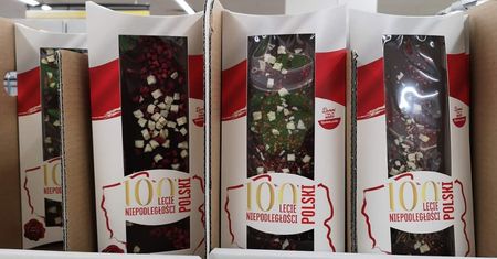 Patriotyczna czekolada za 6 zł. Niepodległościowa oferta Biedronki