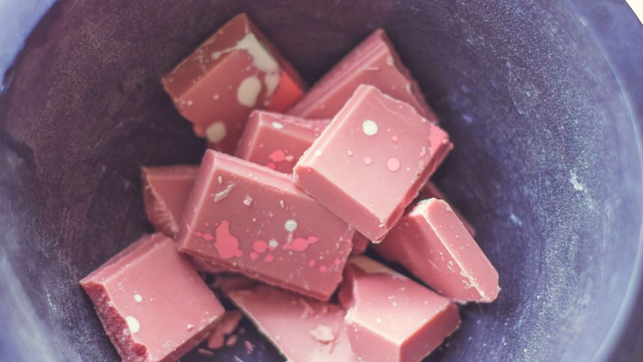 Różowa czekolada ma lekko kwaśny smak