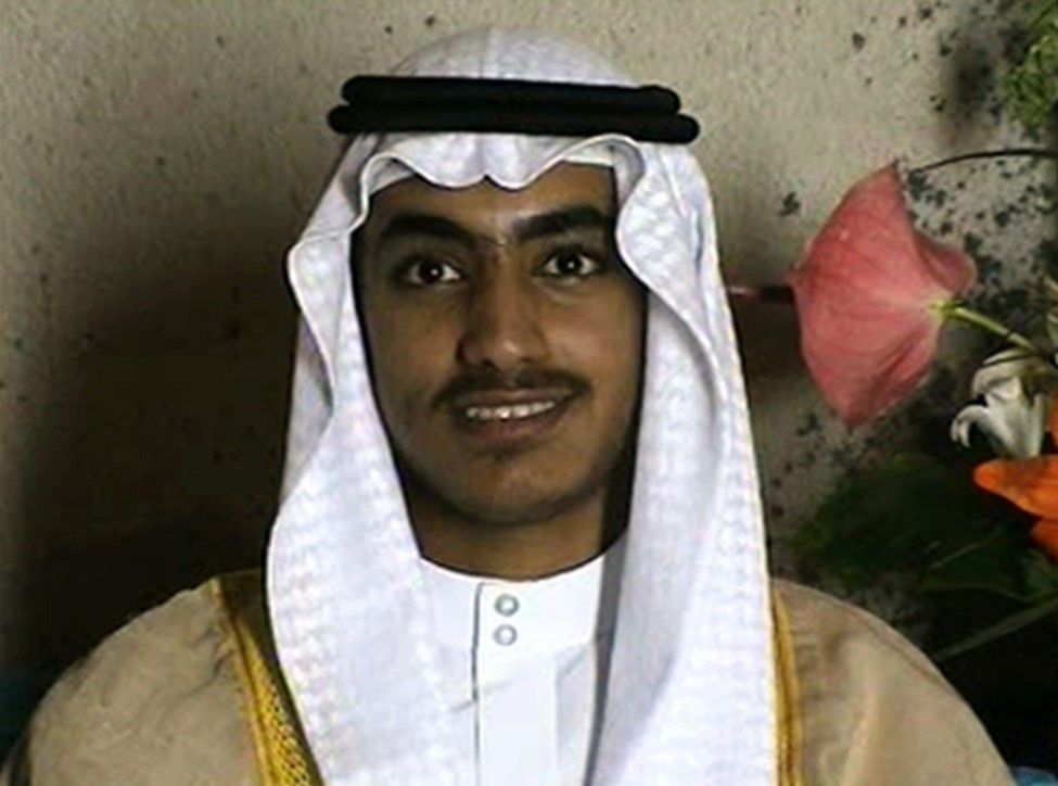 Hamza Bin Laden, syn Osamy Bin Ladena, na zdjęciu z własnego ślubu, opublikowanym przez CIA w listopadzie 2017 roku 