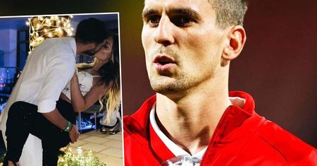 Arek Milik nie pozostał obojętny na zaręczyny swojej eks z piłkarzem z konkurencji. Długo nie powstrzymał emocji po tym, jak wrzuciła zdjęcie pierścionka