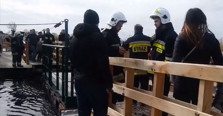 Wypadek turystów na Narwi. Kładka nie wytrzymała obciążenia