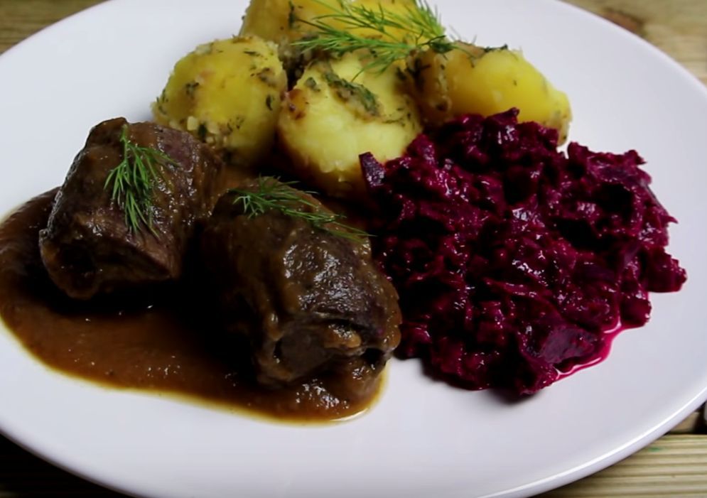 Duszone roladki wołowe z ziemniakami i buraczkami