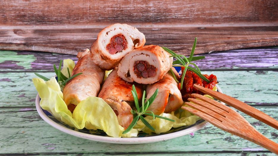 Roladki z indyka z kabanosami. Prosty sposób na pyszny obiad