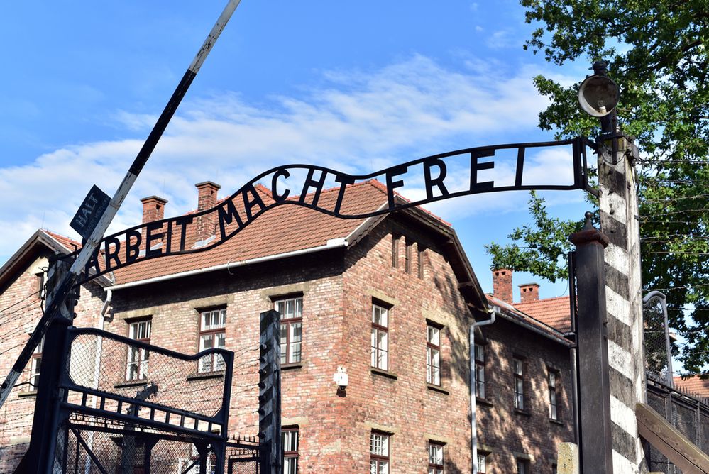 Robią sobie z Auschwitz żarty. Kolejny turysta, który wydrapał swoje imię na ścianie