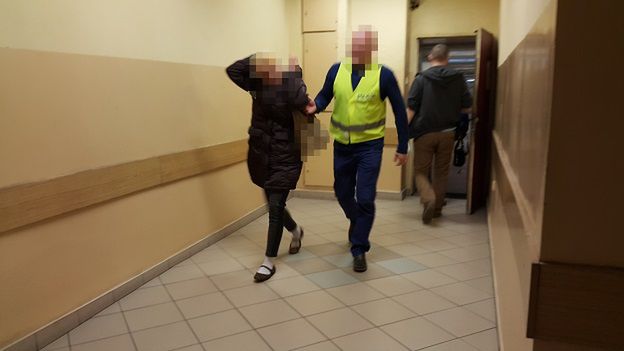 Obudził się w fotelu, gdy pijana sąsiadka biła go tłuczkiem do mięsa