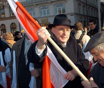Jan Rokita rozdawał biało-czerwone flagi
