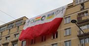 11 listopada. Zmodyfikowane flagi zawisły na warszawskich blokach. "Lewicowa prowokacja"