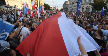 "Kto mnie opluje, gdy trzymam flagę?!". Z twórczynią ogromnej flagi Polski rozmawia Rachela Berkowska