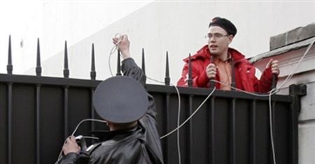 Prokremlowska młodzież sprofanowała flagę przed ambasadą Estonii