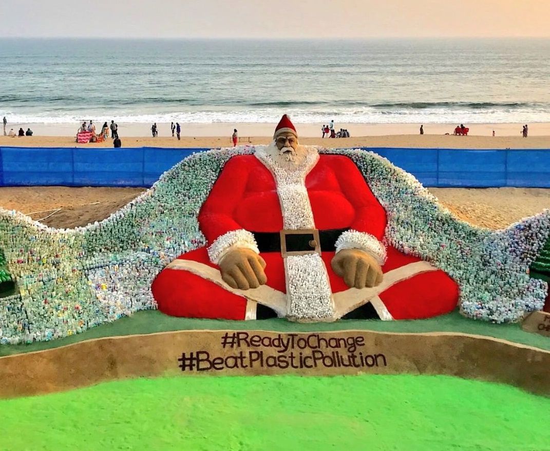 Ogromny św. Mikołaj z piasku i plastiku. Robi wrażenie