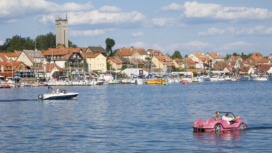 Mikołajki leżą w Krainie Wielkich Jezior Mazurskich, nad jeziorami: Tałty i Mikołajskim