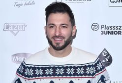 Rafał Maślak skręca łóżeczko dla syna. Nie może się doczekać