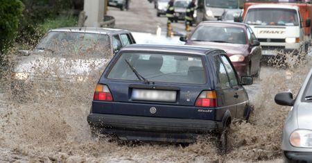Grad, ulewa, wichura: odszkodowanie za zniszczone auto
