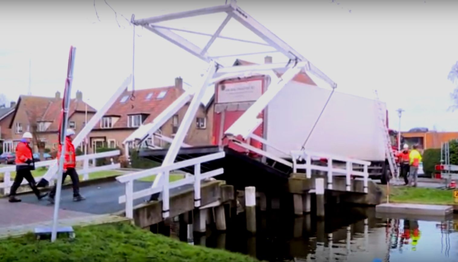 Polak zniszczył most w Holandii. "Nawigacja źle mnie pokierowała"