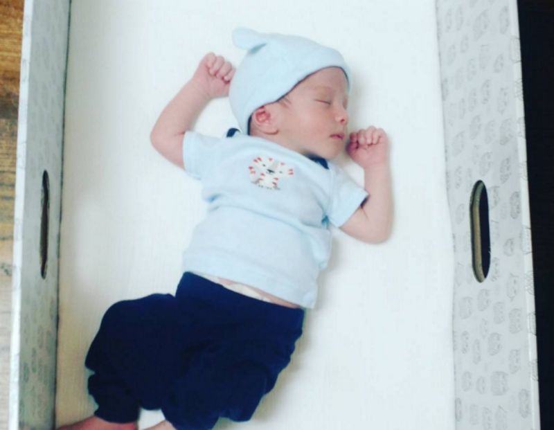 Niemowlaki w kartonach. Skandynawski trend podbija świat