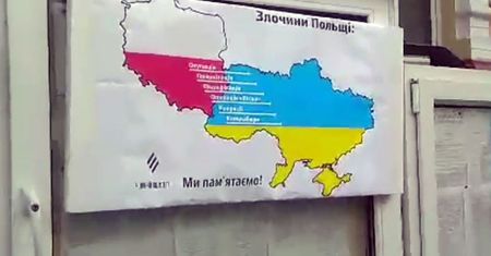 Antypolski plakat na konsulacie RP w Kijowie. "Narzucają nam własną wizję historii"