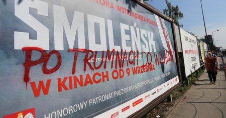 Radosław Sikorski nabija się z miażdżącej krytyki "Smoleńska". "Sprawiedliwa ocena kłamliwego gniota"