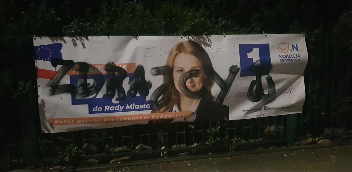Ktoś niszczy plakaty wyborcze w Bydgoszczy. Namalował napis "zdrajcy" i symbol Polski Walczącej