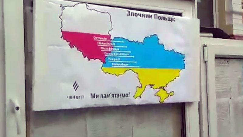 Na plakacie widnieją kontury Polski i Ukrainy oraz zarzuty wobec naszego kraju
