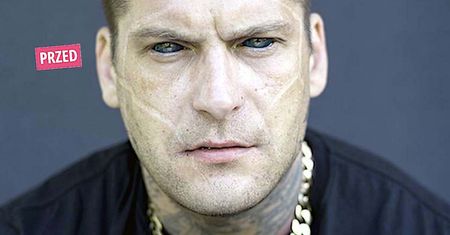 Popek zaskoczył metamorfozą. Z groźnego rapera stał się blondwłosym przystojniakiem. Koszulę zapiął na ostatni guzik