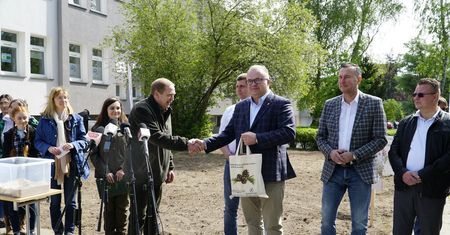Powiat Pilski razem z leśnikami zakłada łąki kwietne w Pile