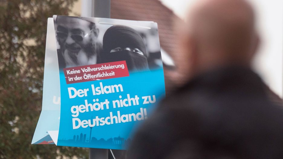 AfD regularnie kolportuje ulotki i plakaty przeciw islamowi