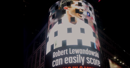 Robert Lewandowski i Lech Wałęsa reklamują Polskę. W samym centrum Nowego Jorku