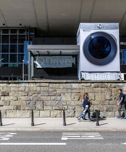 Ogromna pralka stanęła przed Dworcem Centralnym. "Kolejna antyreklama w stolicy"